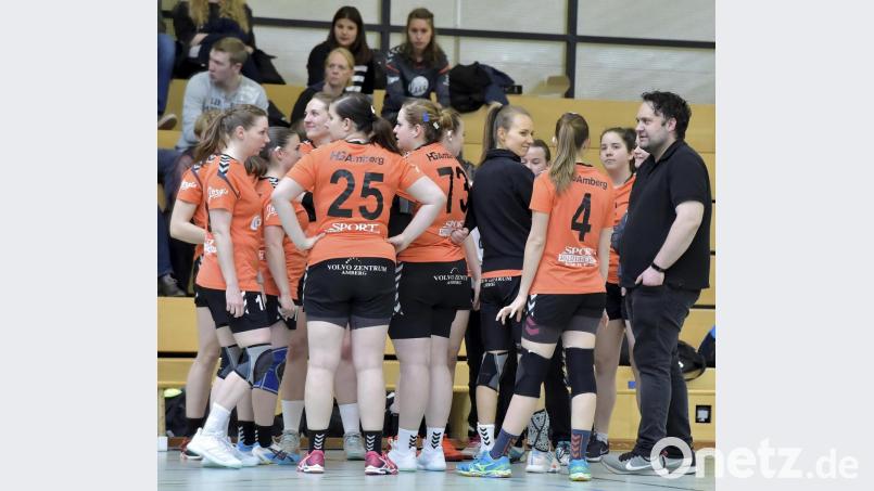 Auszeit bei den Handballerinnen der HG Amberg mit Co-Trainer Christof Heiduk (rechts) und Trainerin Nadine Pohl (Mitte rechts). Bild: Ziegler