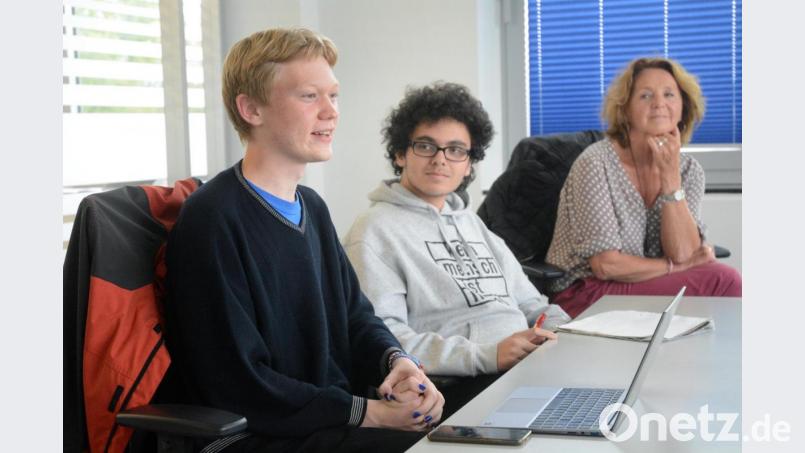 Die Bewegung Fridays for Future mit Lukas Prölß und Tim Ramm (von links) stellt konkrete Forderungen an die Stadt. Auch viele Erwachsene sind dabei wie Anna Süß aus der Elterngeneration. Bild: Gabi Schönberger