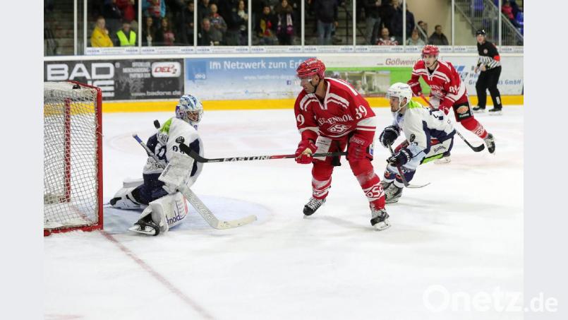 Der langjährige DEL-Spieler Thomas Greilinger (rotes Trikot, Szene aus dem Testspiel der Blue Devils in Deggendorf) ist der Top-Stürmer des Oberliga-Spitzenreiters Deggendorfer SC. Am Freitag um 20 Uhr gastiert der DEL2-Absteiger und Top-Favorit auf den sofortigen Wiederaufstieg in der Weidener Hans-Schröpf-Arena. Am Sonntag treten die Blue Devils beim SC Riessersee an. Bild: Roland Rappel