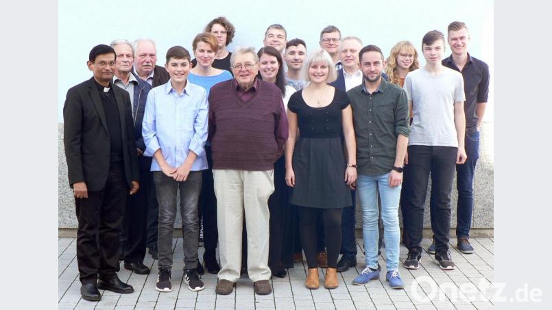 Alfons Wilterius (vorne, Dritter von links) feiert bei guter Gesundheit mit Familie und Vereinsvertretern seinen 85. Geburtstag. Für die Marktgemeinde gratuliert Bürgermeister Jürgen Kürzinger (Fünfter von rechts), für die Pfarrgemeinde Pfarrer Augustin Lobo (links). Bild: lep