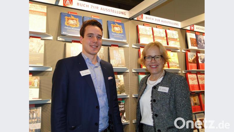 Felix Weiland und Professor Jutta Dresken-Weiland vom Regensburger Verlag Schnell und Steiner in ihrem Stand auf der Frankfurter Buchmesse. Bild: esa