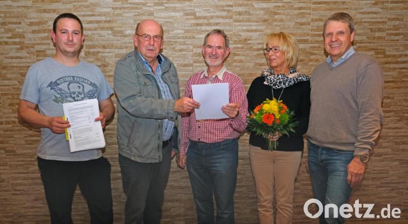 Der frühere Kassier Eduard Malzer (Mitte) wird beim Fotoklub zum Ehrenmitglied ernannt. Zu der Auszeichnung gratulieren Nachfolger Matthias Frischholz, Vorsitzender Bernhard Neumann, Ehefrau Waltraud und Technischer Leiter Manfred Bock (von links). Bild: nm