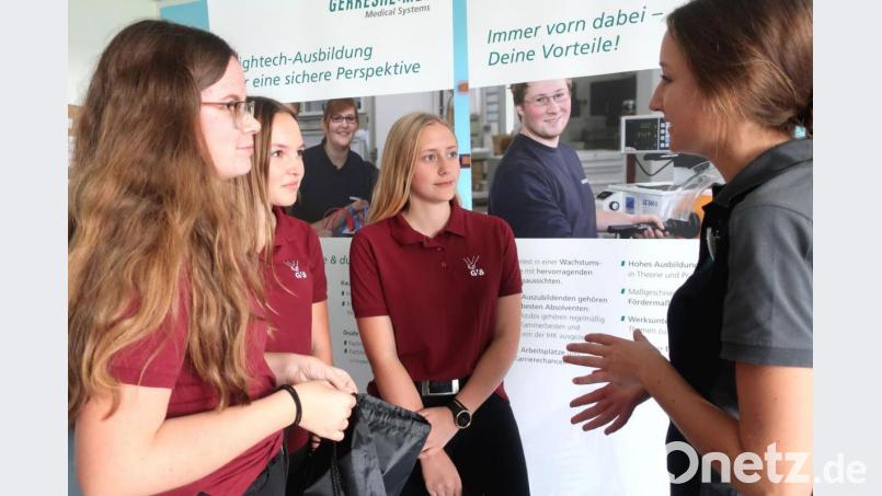 Simone Maier (rechts) warb für eine Ausbildung zum Mechatroniker bei der Firma Gerresheimer. Bild: Hirsch