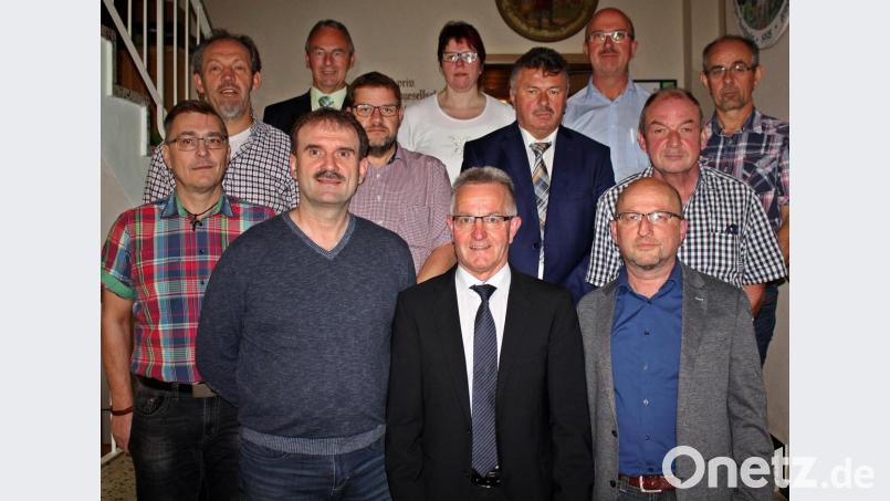 Die Bäko mit Geschäftsführer Walter Beer (vorne, Mitte) ehrt ihre Mitglieder und langjährige Betriebszugehörige. Geehrte Mitglieder und langjährige Betriebszugehörige. Bild: R. Kreuzer