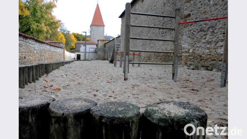 Der Spielplatz im Zwinger hinter dem Vilstor soll im kommenden Jahr eine deutliche Aufwertung erfahren. Er ist Teil eines Konzepts, das die Schaffung von zusätzlichen Spielmöglichkeiten für Kinder sowie Treffs für Jugendliche vorsieht. Bild: Stephan Huber