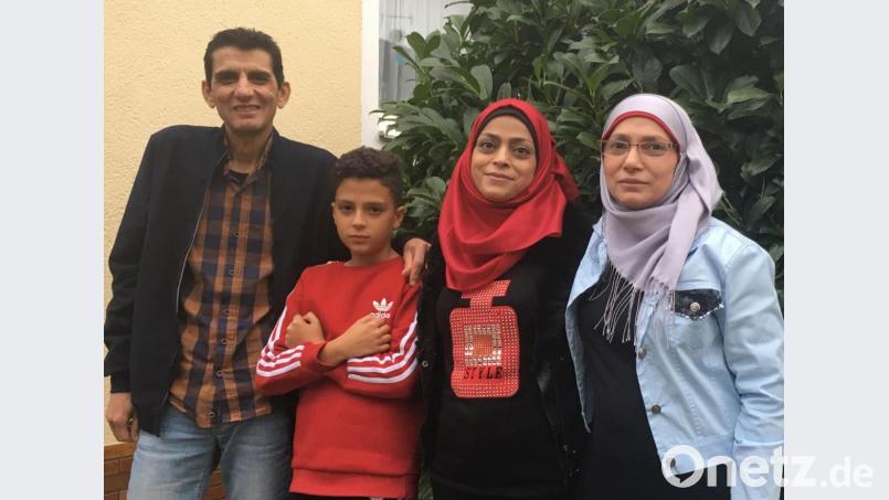 Ebrahim mit seinen Eltern Muhammad und Izdihar, rechts Tante Najah, die ihn vier Jahre lang groß zog. Bild: ca