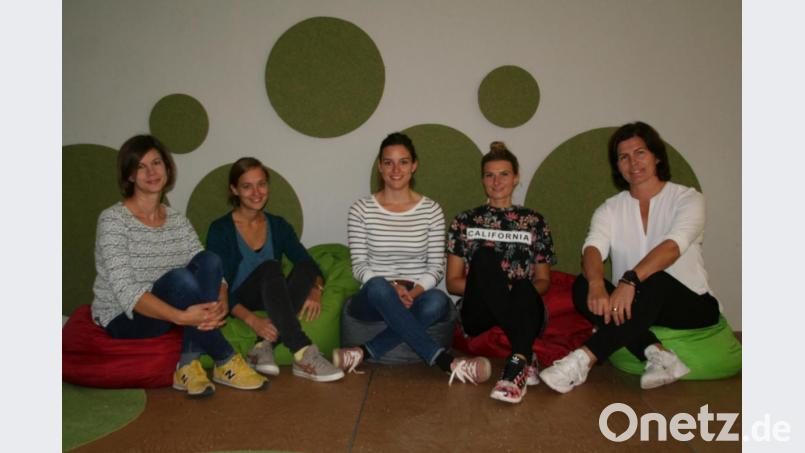 Carolin Kellner, Anna-Lena Düsel, Laura Amann und Sarah Meichner (von links, im Bild mit Rektorin Petra Andritzky) sind neu an der Jobst-vom-Brandt-Schule. Bild: fpoz