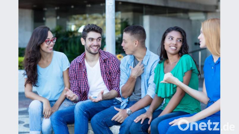 Wer über den Tag verteilt häufig gute Gespräche führt, ist insgesamt glücklicher als jemand, der nur wenig oder nur sehr oberflächlich mit anderen Menschen spricht. Bild: Daniel Ernst – stock.adobe.com