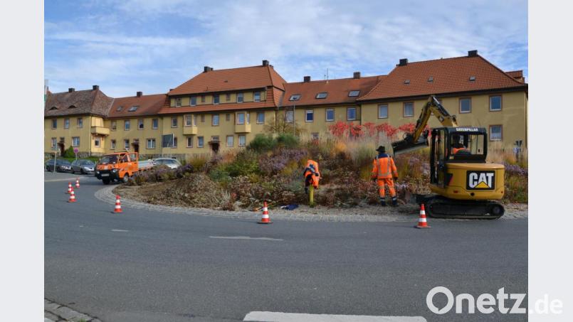 Umgestaltung am Kreisverkehr: Zunächst werden der Kies abgetragen und die Erde ausgetauscht. Dann werden Substrat eingebracht und Blumenzwiebeln eingesetzt, die im Frühjahr die blütenarme Zeit überbrücken helfen sollen. Zusätzlich werden weitere Gräser und Stauden am Kreisel ergänzt. Bild: szl