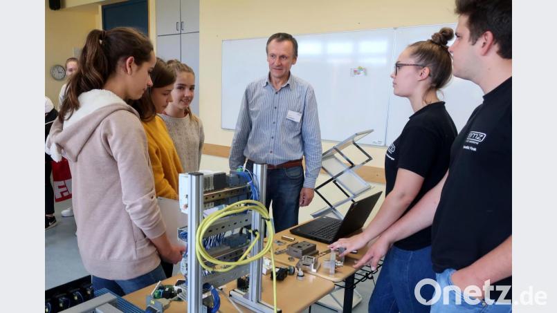 Emz-Ausbildungsleiter Helmut Schönberger (Mitte) erläuterte den Schülern das Zusammenspiel von Elektronik und Mechanik. Bild: Hirsch