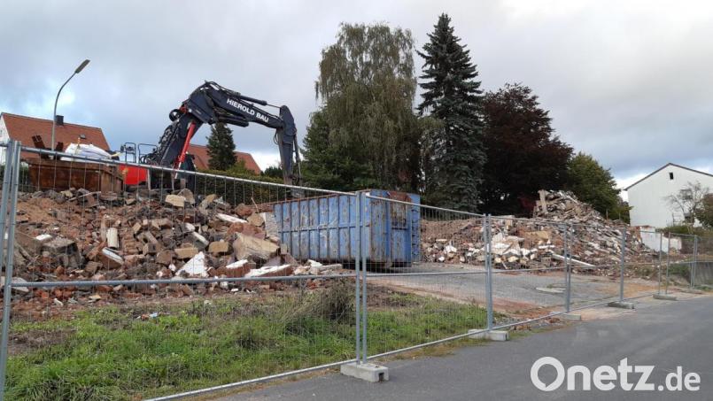 Die ehemaligen Hofbauer-Wohnblocks in der Xaver-Lindner-Straße stehen nicht mehr. An dieser Stelle möchte das Landkreissiedlungswerk neue, barrierefreie Wohnungen bauen. Bild: Lowak