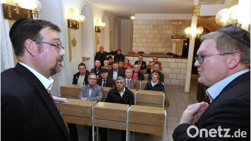 Die CSU-Fraktion informierte sich über die geplante Renovierung in der Synagoge mit Rabbiner Elias Dray (links) und OB Michael Cerny. Bild: Wolfgang Steinbacher
