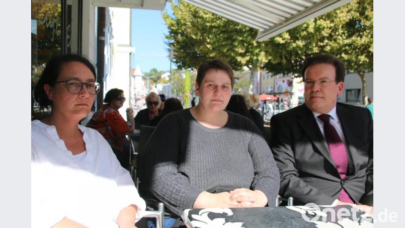 Witwe und Nebenklägerin Beate Altmann (Mitte) mit ihren Anwälten Tanja Fuchs und Marko Heimann (rechts). Bild: jrh