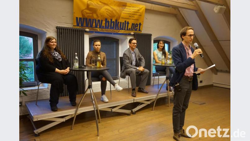 Unter dem Titel „Generation ´89 – grenzüberschreitend aktiv“ diskutieren zwei Deutsche und zwei Tschechen, die um das Jahr 1989 und später geboren sind. Von links: Janina Landstorfer, Vanessa Müller, Jindřich Jindřich, Vera Kupková mit Moderator Filip Rambousek vom Tschechischen Rundfunk über ihre Motivation, grenzüberschreitend aktiv zu sein, auch wenn sie die Wende nicht bewusst miterlebt haben. Bild: eib