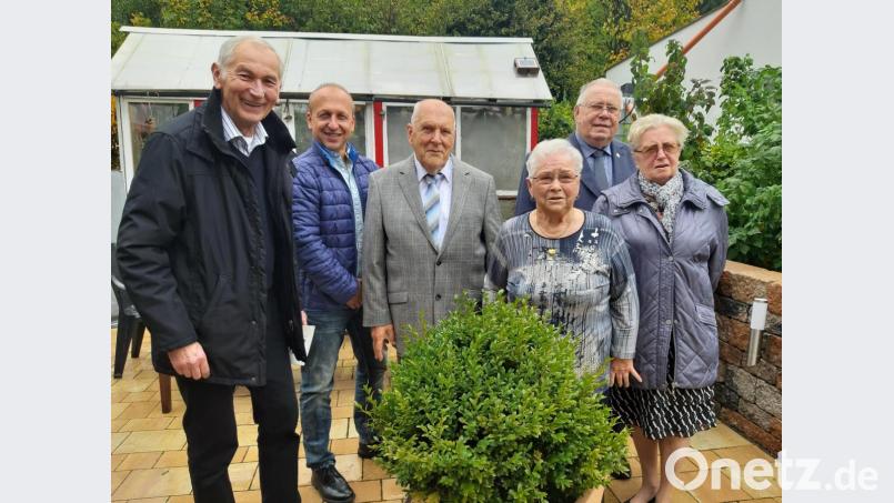 Glückwünsche überbrachten zur diamantenen Hochzeit von Gerlinde und Rudolf Kiesewetter (Dritte und Vierter von rechts) unter anderem zweiter Bürgermeister Karl-Heinz Glaser (von links) und Verwaltungsleiter Thomas Förster sowie der stellvertretende Vorsitzende Kreisgruppe der Sudetendeutschen Landsmannschaft Helmut Hempel (Zweiter von rechts) mit seiner Ehefrau Gudrun (rechts). Bild: gis