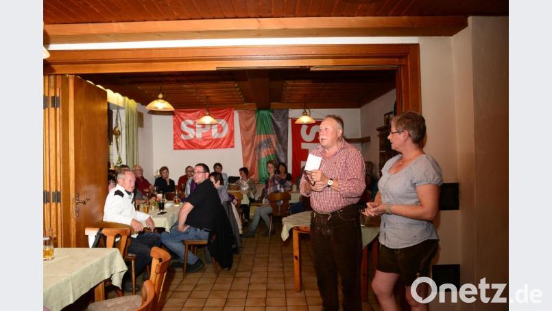 Dieter Menzl, Ehrenvorsitzender des SPD-Ortsvereins Parkstein und Bettina Eisenbarth, Vorsitzende des SPD-Ortsvereins Heere in Niedersachsen äußern übereinstimmend den Wunsch die Freundschaft fortzusetzen. Bild: bey