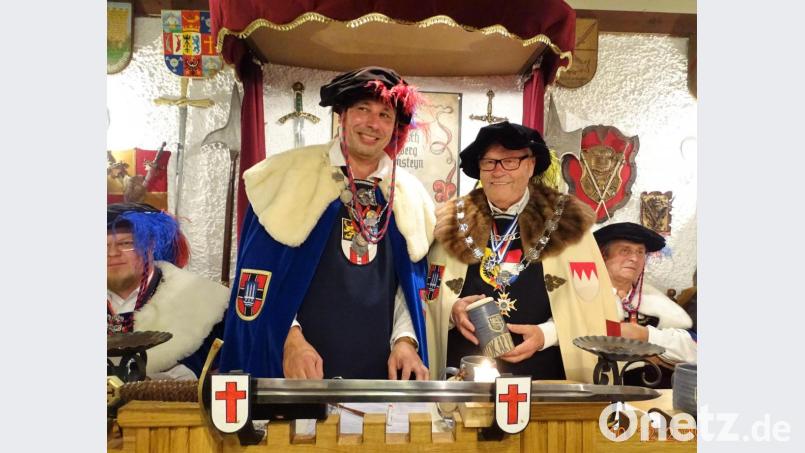 Werner von Podewils (Werner Ponnath) ernannte Ottokar von Heydegg (Otto Meyer, von links) zum Ehrengroßmeister der Waldeckher Recken. Mit im Bild Kanzler Graf Sebastian von Reichenbach-Goschütz (links) und Wolf vom Seegrund auf Haunritz (rechts). Bild: hl