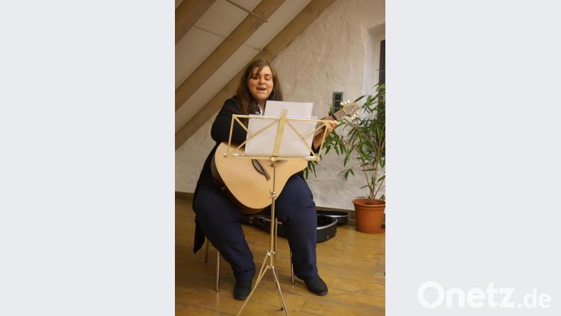 Janina Landstorfer lockerte die Diskussion mit zur Gitarre gesungenen tschechischen Liedern auf Bild: eib