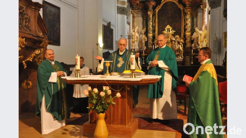 Bischof František Radkovský Mitte) feierte mit dem neuen Pfarrer von Stříbro, Pfarrer Miroslav Martiš, Vorgänger Pfarrer Jirí Hájek und Dekan Alexander Hösl (von links) einen Gottesdienst, bevor er die Glückwünsche zu seinem 80. Geburtstag entgegennahm. Bild: dob
