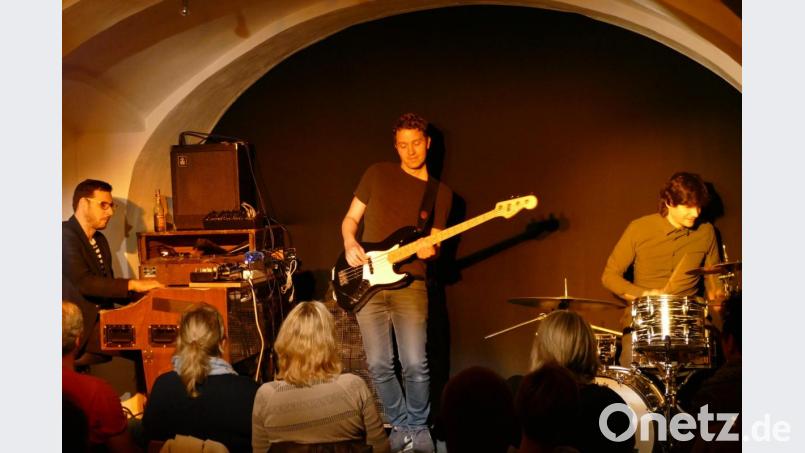 Hansi Enzensberger an der legendären Hammond B3, Bassist Ludwig Klöckner und Drummer Manfred Enzensberger bringen viel Energie ins Publikum. Bild: kbw