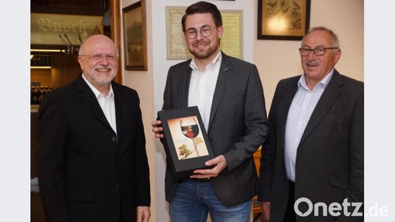 Eine Flasche Rotwein mit Uhr hatte der VdK für Sven Lehner (Mitte) als Dankeschön für dessen Referate zum Hausnotruf und „Leben Plus“ mitgebracht. Kreisgeschäftsführer Harald Gresik (links) und Kreisvorsitzender Georg Brand (rechts) überreichten das Geschenk. Bild: bkr
