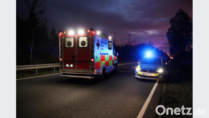 Rettungswagen und Polizei an der Unfallstelle. Bild: jma