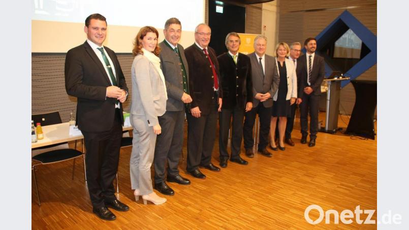 Vorstände und Mitglieder des Oberpfalz Marketing: (von links) Thomas Ebeling (Landrat Schwandorf), Tanja Schweiger (Landrätin Regensburg), Handwerkskammer-Präsident Georg Haber, Bezirkstagspräsident Franz Löffler, Regierungspräsident Axel Bartelt, Richard Reisinger (Landrat Amberg-Sulzbach), Professor Andrea Klug (Präsidentin der OTH Amberg-Weiden), Werner Heß (Sparkasse Schwandorf) und Geschäftsführer Christoph Aschenbrenner. Bild: jrh