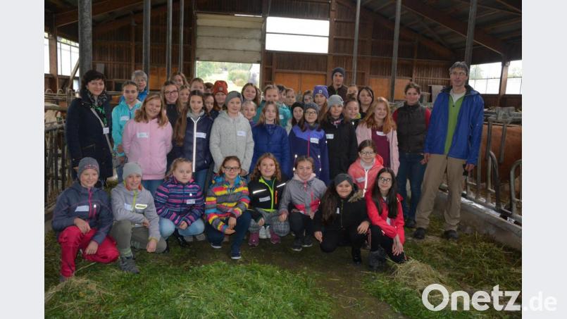 37 Mädchen der sechsten Jahrgangsstufe der Mädchenrealschule Waldsassen besuchten jetzt den Mark&#039;n-Hof in Groppenheim, im Rahmen des Pilotprojekts „Erlebnis Bauernhof“. Mit dabei war Christiana Enslein (links) vom Amt für Ernährung, Landwirtschaft und Forsten, sowie das Landwirtsehepaar Andreas und Christina Kunz (von rechts). Bild: jr