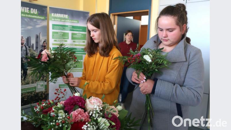 Aryana (rechts) und Marlene (links) nutzten die Gelegenheit und banden einen Blumenstrauß. Bild: Hirsch