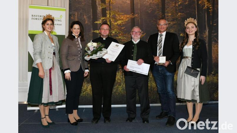 &quot;Vorbildliche Waldbewirtschaftung&quot; : (von links) Waldkönigin Kerstin Seitz, Ministerin Michaela Kaniber, Eugen Thumann, Michael Graf, Markus Viehauser und Waldprinzessin Elisabeth Hegelberger. Bild: Angelika Warmuth/StMELF