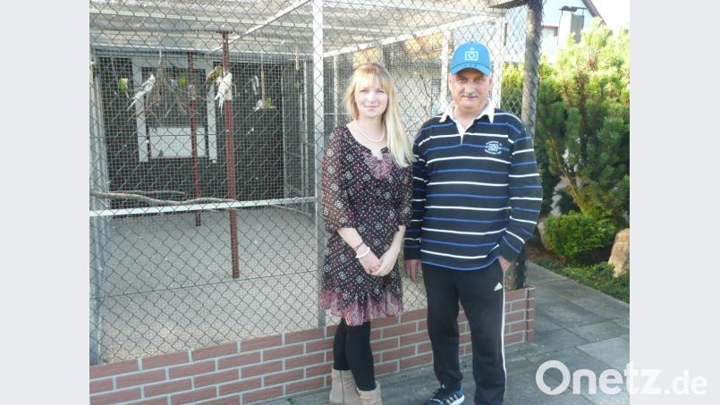 Willi Kilian führte die Hofer Zoodirektorin Sandra Dollhäupl durch seine Papageien-Anlage. Bild: exb