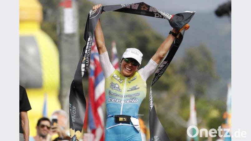 Anne Haug feiert ihren Sieg beim Ironman in Hawaii. Bild: Marco Garcia/dpa