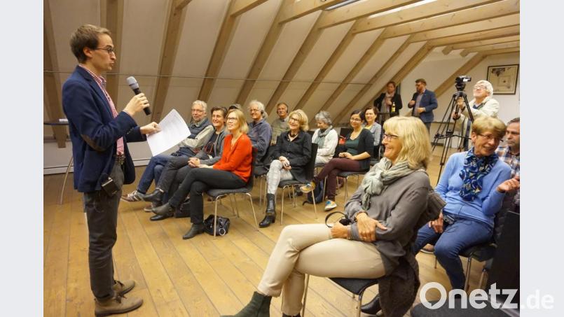 Moderator Filip Rambousek bei der Fragerunde mit dem Publikum, in der vorderen Reihe von rechts Irene Träxler, 1. Vorsitzende und Gabi Dlubal, 2. Vorsitzende von Bavaria Bohemia e.V. Bild: eib