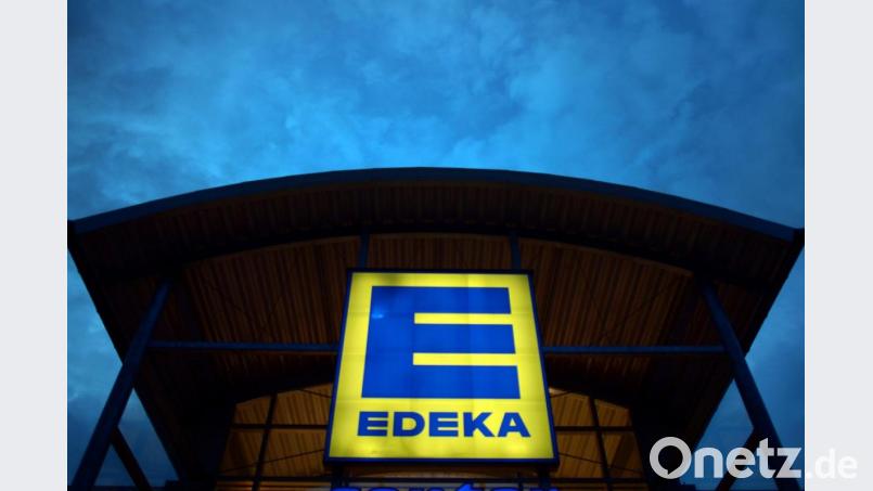 Eine Leuchtreklame weist auf einen Edeka-Markt hin. Symbolbild: Federico Gambarini/dpa