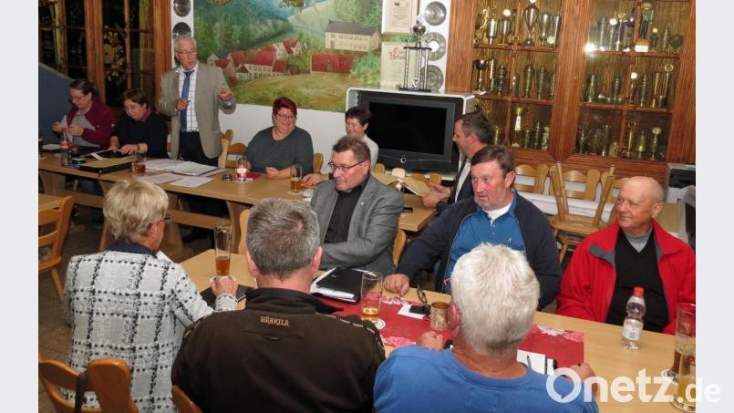„Wir sitzen alle im selben Boot und es ist das Gleiche was uns antreibt“, sagt der Stadtverbandspräsident des Weidener Sports Reinhard Meier (stehend) bezüglich der zukünftigen Zusammenkünfte. Bild: Dobmeier