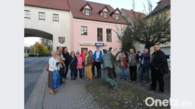 Heimatpflegerin Marianne Moosburger (links) – hier beim Radler-Denkmal – wusste ihrem Publikum viel zu erzählen. Bild: mma