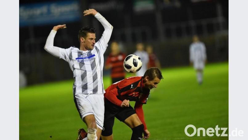 Auf Treffer von Josef Rodler (links, Szene aus der Partie gegen Bad Kötzting) hofft die SpVgg SV Weiden am Freitagabend beim TSV Kareth-Lappersdorf. Dann treffen die beiden besten Defensivreihen der Landesliga Mitte aufeinander. Bild: A. Schwarzmeier