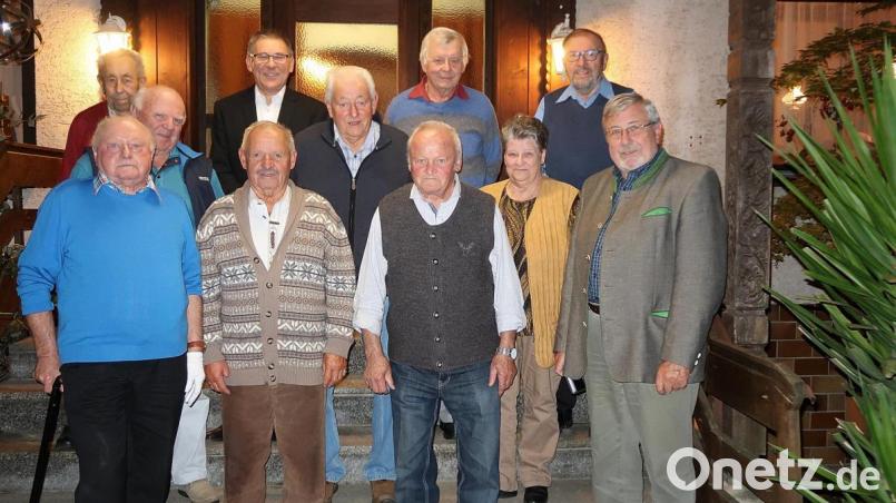 Sie konnten am meisten über das Vereinsleben berichten. Die langjährigen Mitglieder für 40 und 50 Jahre würdigten Vorsitzender Otmar Zeitler (rechts) und Zweiter Bürgermeister Oskar Schuster (hinten, Zweiter von links) besonders. Bild: bsc