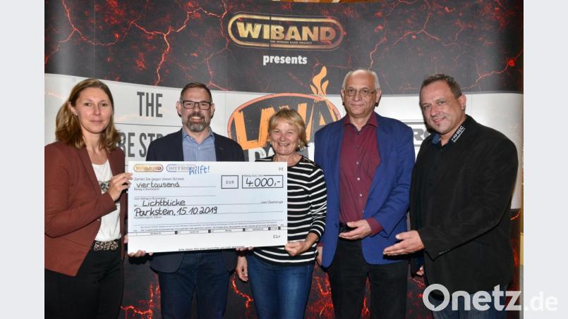 Die Geschäftsführende Verlegerin Viola Vogelsang-Reichl (links) und Elisabeth Wittmann, Schirmherrin der „Aktion Lichtblicke“ (Mitte), freuen sich über die großzügige Spende der „WiBand“ mit Bandleader Christian Dietl (Zweiter von links) und „Witron hilft“, vertreten durch den Betriebsratsvorsitzenden Anton Adam (Zweiter von rechts). Marcus Fritsch (rechts) hat die Spende aufgestockt. Bild: bey