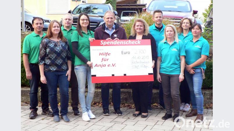 Die Organisatoren des Spendenlaufes 2019 - das Jugendforum (links) und der Elternbeirat der Grund- und Mittelschule (rechts) - überreichen Michael Sporrer, dem Vorsitzenden des Vereins „Hilfe für Anja“, einen Scheck über 2700 Euro. Bild: lep