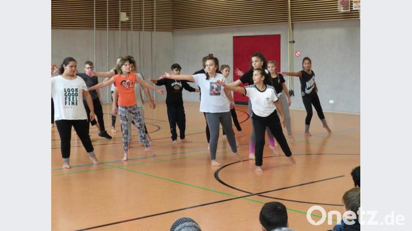 Die Altenstädter Mittelschüler tanzen unter Anleitung von Alan Brooks. Bild: adj