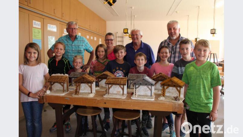 Die Krippenfreunde mit Vorsitzendem Uli Reindl (hinten rechts), 2. Vorsitzenden Peter Pichl (hinten von links), Karin Kraus und Bernhard Büller sowie Richard Rauch (nicht im Bild) bauten mit den Kindern Krippen. Bild: ads