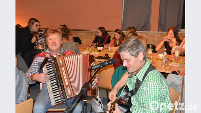 Alfons Margraf (links) und Markus Lößl unterhielten die Gäste beim Weinabend im Mehrgenerationentreff mit handgemachter Musik. Bild: weu