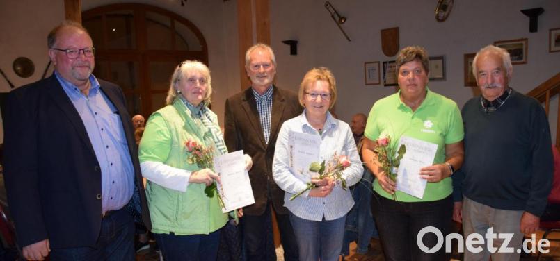 Für 25 Jahre Mitgliedschaft beim OGV wurden Hedwig Bauer, Brigitte Höllriegl und Veronika Heimler geehrt ((vorne, von links) Dazu gratulierten Zweiter Bürgermeister Manfred Braun, stellvertretende Kreisvorsitzender Eduard Eckl und der Ehrenvorsitzende des OGV Hohenburg Leonhard Ehrensberger (hinten, von links). Bild: bö