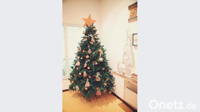 Der Christbaum bei Lebkuchen Rosner ist mit süßem Weihnachtsgebäck behangen und steht das ganze Jahr. Bild: Sara Schumann