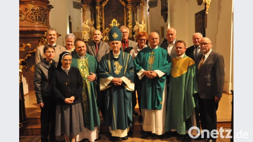 Zum 80. Geburtstag von Bischof František Radkovský reiste eine Delegation aus Stadt und Pfarrei in die Partnerstadt Stříbro, um persönlich die besten Glück- und Segenswünsche zu überbringen. Mit dabei waren neben Bürgermeister Andreas Wutzlhofer (links) die Fraktionssprecher der Stadt und der ehemalige dritte Bürgermeister Horst Frötschl (rechts), der in Stříbro geboren wurde. Mit Dekan Alexander Hösl (Zweiter von rechts) reiste Pfarrgemeinderätin Kunigunda Hanauer (Sechste von rechts) ins Nachbarland. Bild: dob