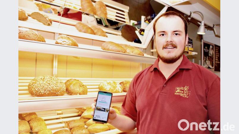 Der junge Bäckermeister Christoph Ritz schwört auf die Smartphone-App &quot;Too Good To Go&quot;, mit deren Hilfe sich die Vernichtung überschüssiger Lebensmittel deutlich reduzieren lässt. Bild: Thomas Dobler