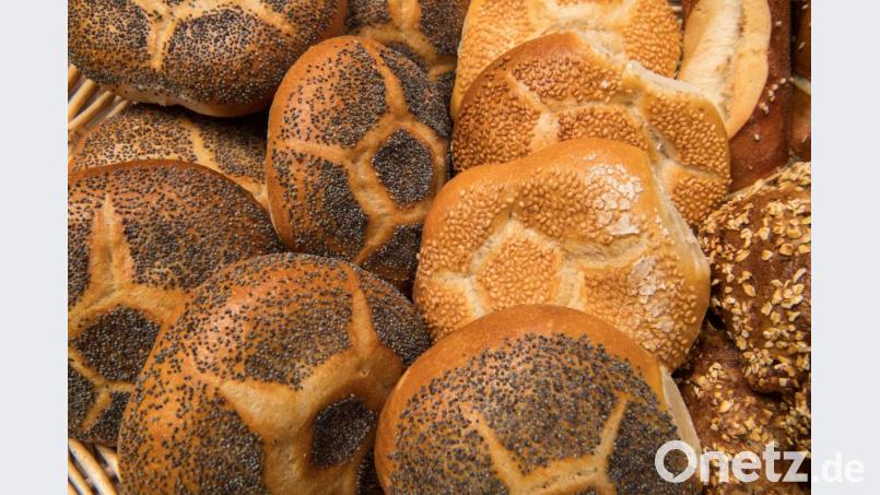 Der Bundesgerichtshof (BGH) hat entschieden, dass Bäckereicafés den ganzen Sonntag Brötchen verkaufen dürfen. Bild: Peter Kneffel/dpa