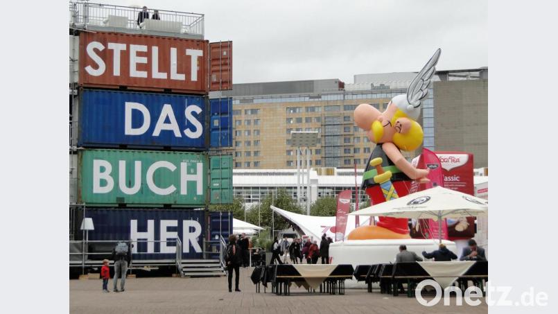 Eine Asterix-Figur steht auf der Buchmesse – sein Verlag ist nicht vertreten. Bild: esa
