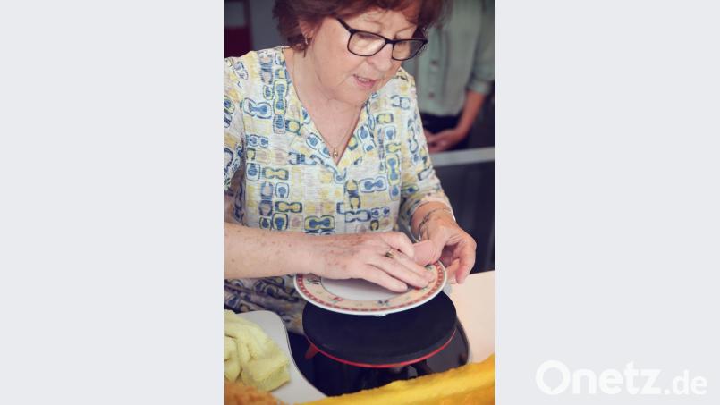 Veronika Csakli zeigt am Original-Arbeitsplatz, wie früher Porzellan dekoriert wurde. Bild: Sara Schumann